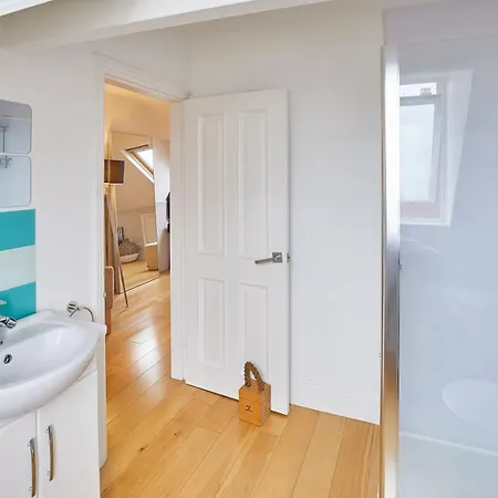 Host & - Hutton House *