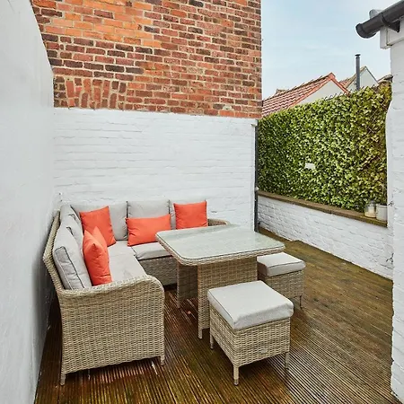 Host & - Hutton House *
